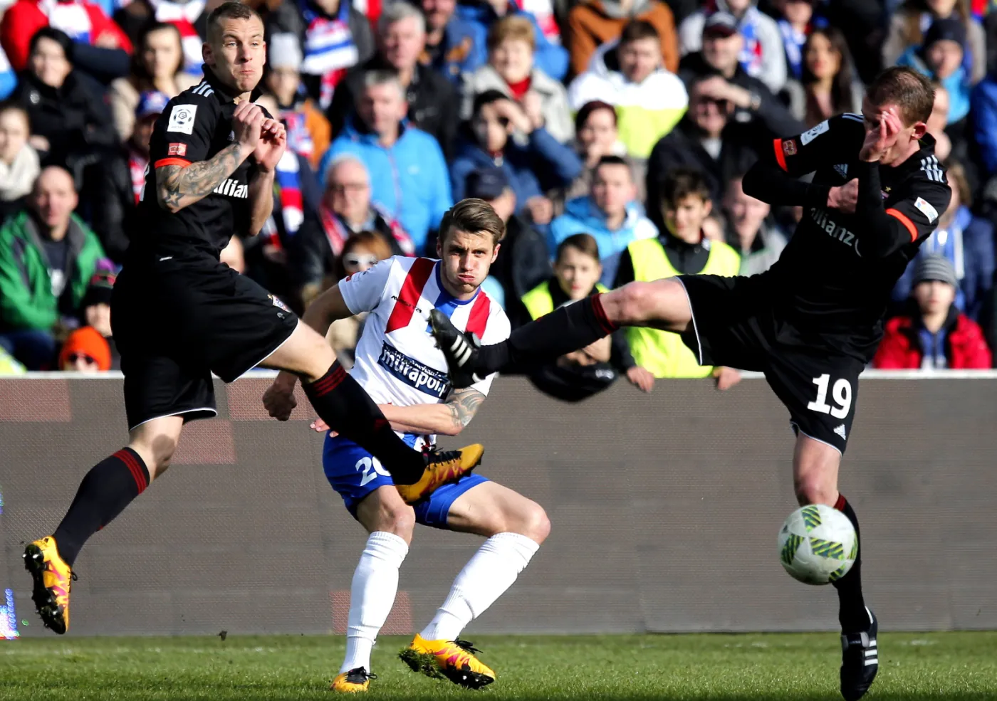 Piłkarz Podbeskidzia Bielsko-Biała Mateusz Szczepaniak (C) strzela obok Mariusza Przybylskiego (P) i Adama Dancha (L) z Górnika Zabrze
