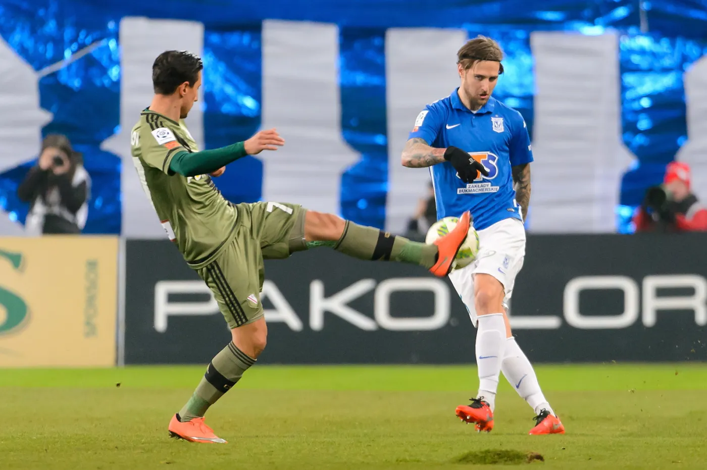 Zawodnik Lecha Poznań Tamas Kadar (P) w pojedynku o piłkę z Michaiłem Aleksandrowem (L) z Legii Warszawa