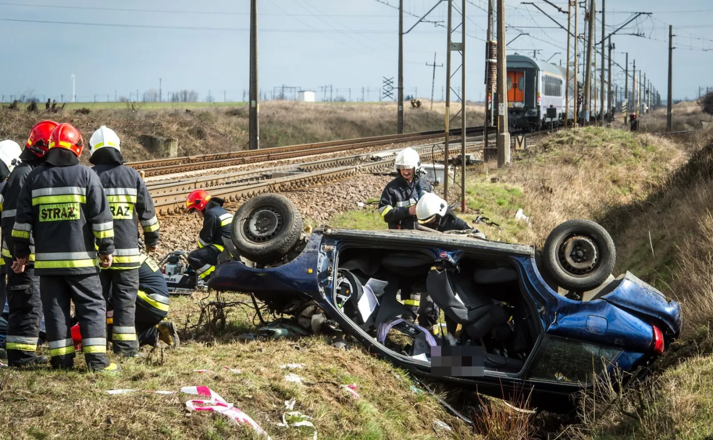 8876382-tragedia-na-przejezdzie-kolejowym.jpg