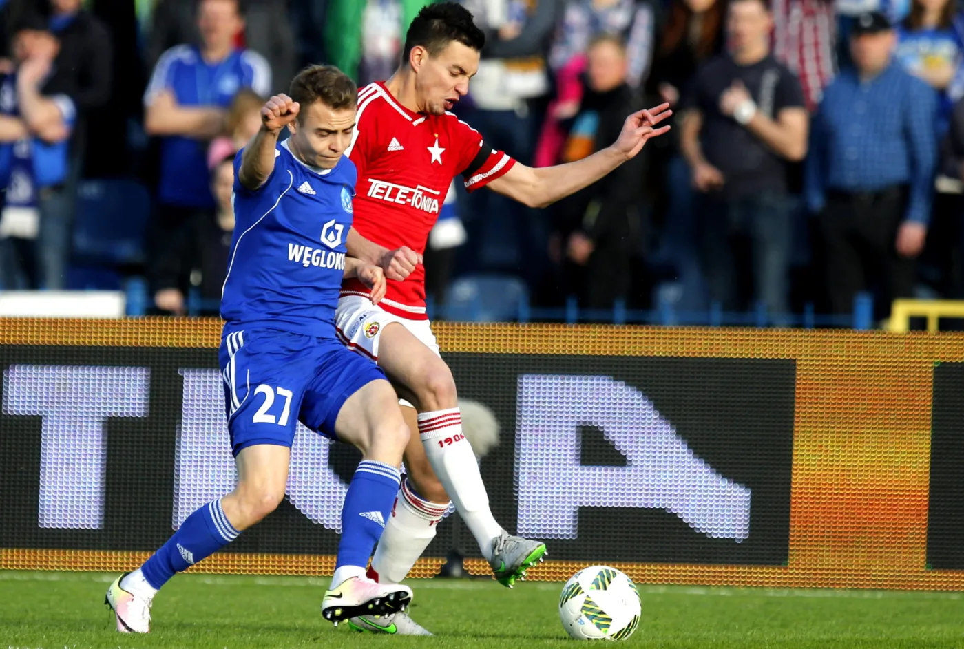 Piłkarz Ruchu Chorzów Kamil Mazek (L) i Maciej Sadlok (P) z Wisły Kraków, podczas meczu Ekstraklasy