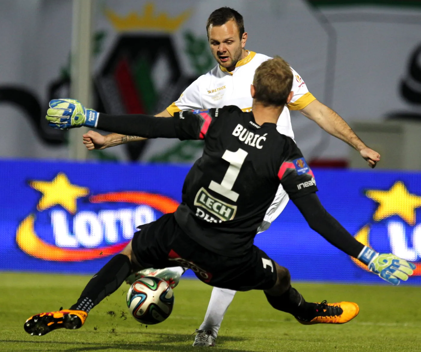 Zawodnik Zagłębia Sosnowiec Adrian Paluchowski (tył) pokonuje bramkarza Lecha Poznań Jasmina Burića i zdobywa wyrównującą bramkę podczas rewanżowego meczu półfinałowego Pucharu Polski