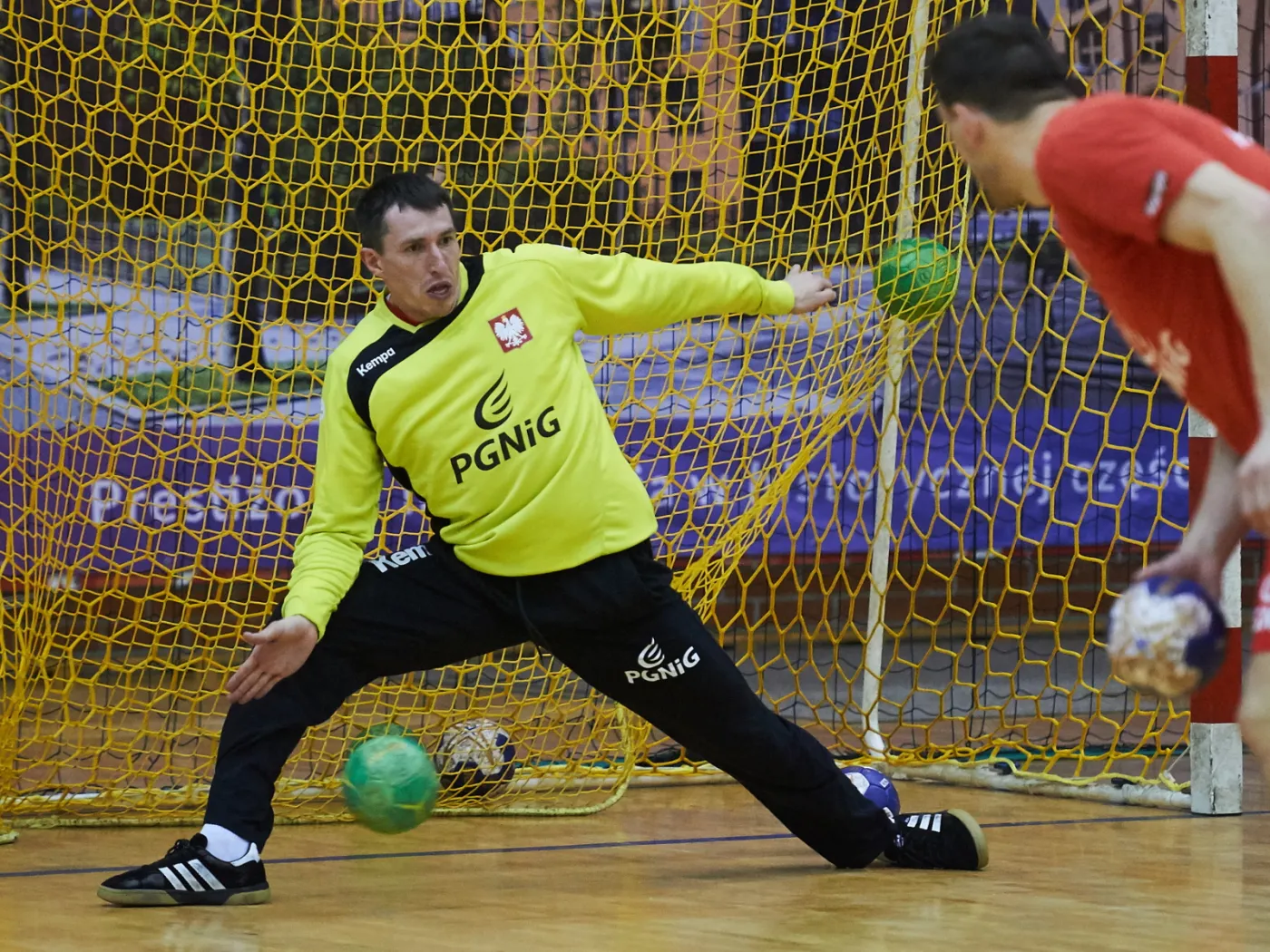 Sławomir Szmal (L) podczas treningu reprezentacji Polski 