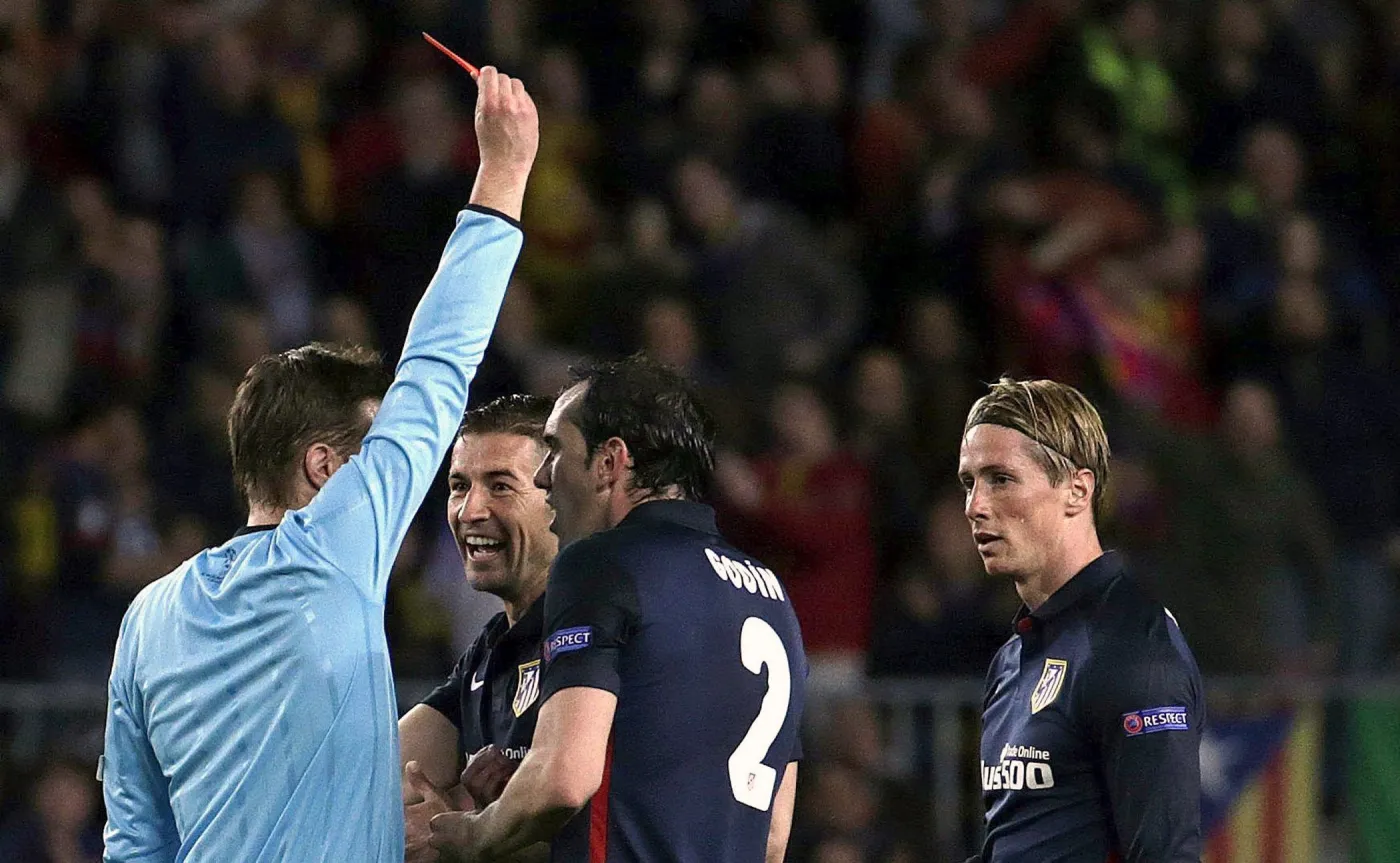 Felix Brych w meczu ćwierćfinałowym Ligi Mistrzów z Barceloną (2:1) ukarał dwoma żółtymi kartkami i w konsekwencji czerwoną Fernando Torresa