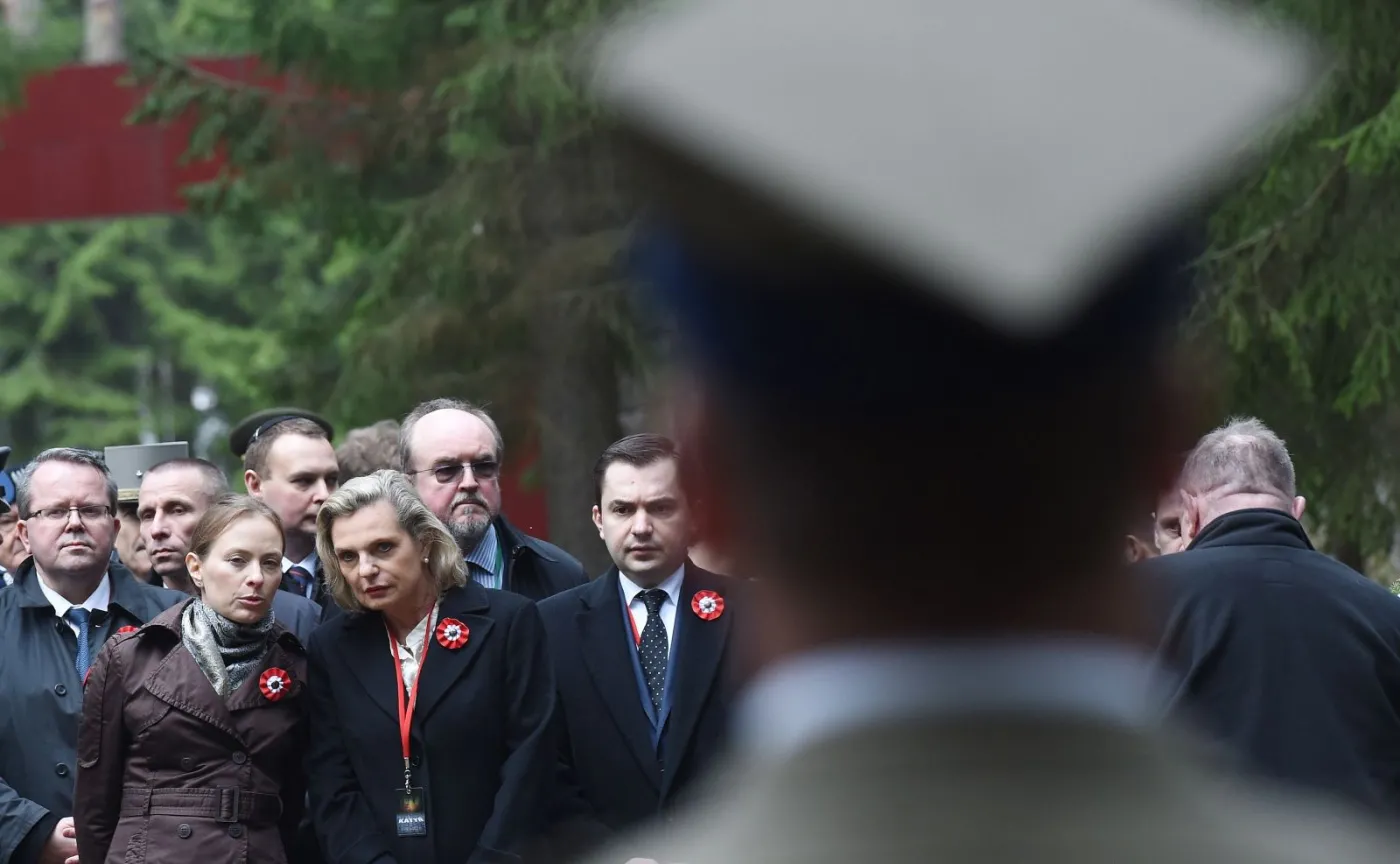 Pełnomocnik prezes Rady Ministrów do spraw dialogu międzynarodowego i senator PiS Anna Maria Anders (C), ambasador Polski w Rosji Katarzyna Pełczyńska-Nałęcz (2L) i ambasador Polski na Białorusi Konrad Pawlik (2P) podczas uroczystości 76. rocznicy zbrodni katyńskiej w Kompleksie Memorialnym Katyń