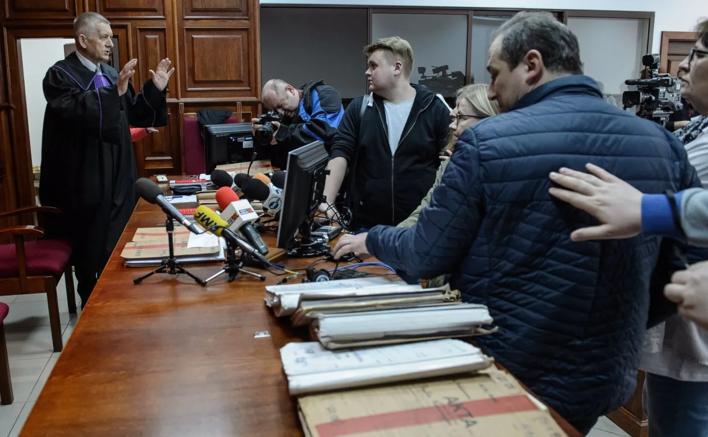 Przewodniczący składu sędziowskiego sędzia Andrzej Kaczmarek rozmawia z dziennikarzami przed rozprawą apelacyjną zabójców z Rakowisk - Zuzanny M. i Kamila N.