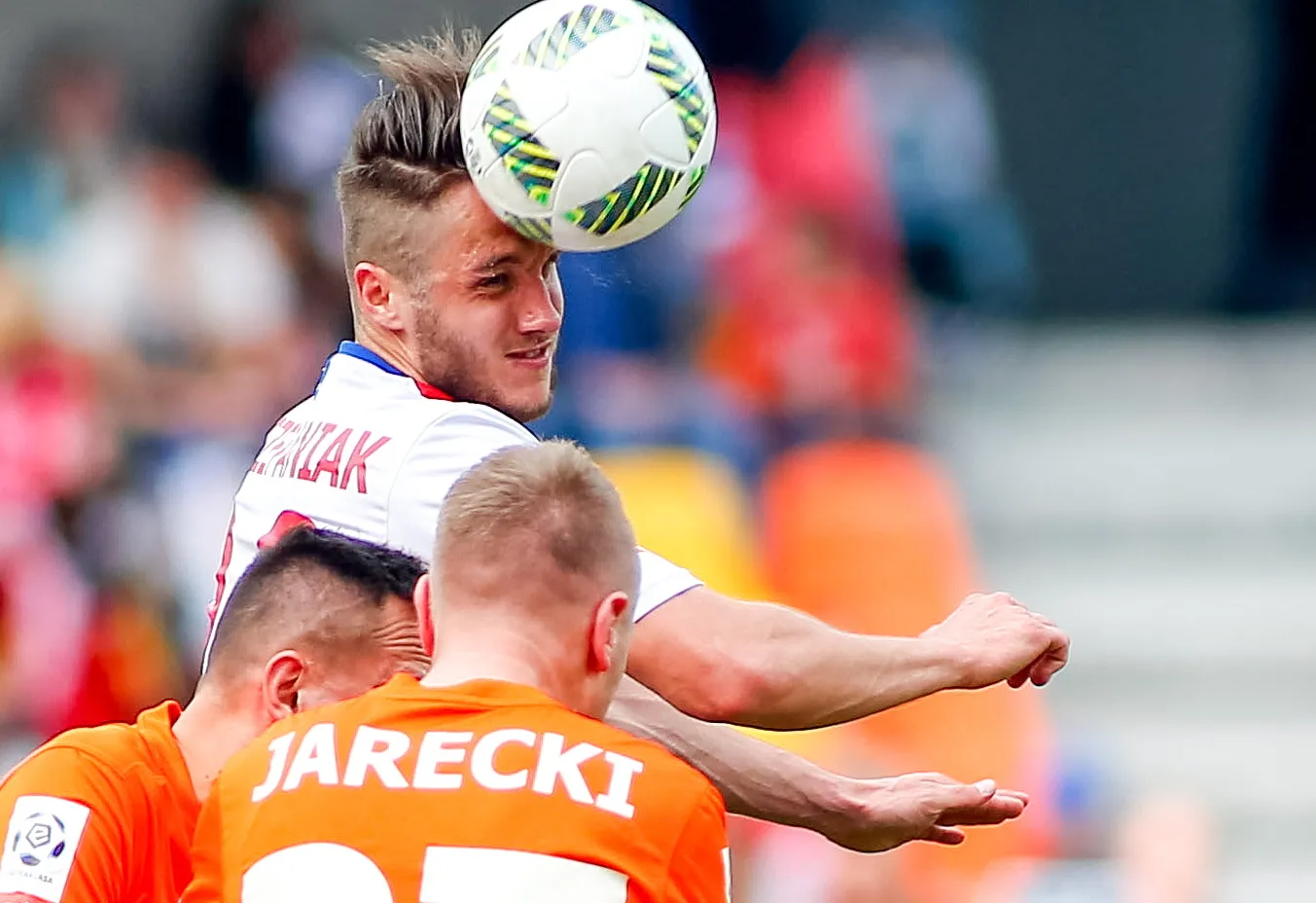 Zawodnik Podbeskidzia Bielsko-Biała Mateusz Szczepaniak (wyżej) i Dariusz Jarecki (niżej) z Termaliki Bruk-Bet Nieciecza podczas meczu grupy spadkowej polskiej Ekstraklasy 