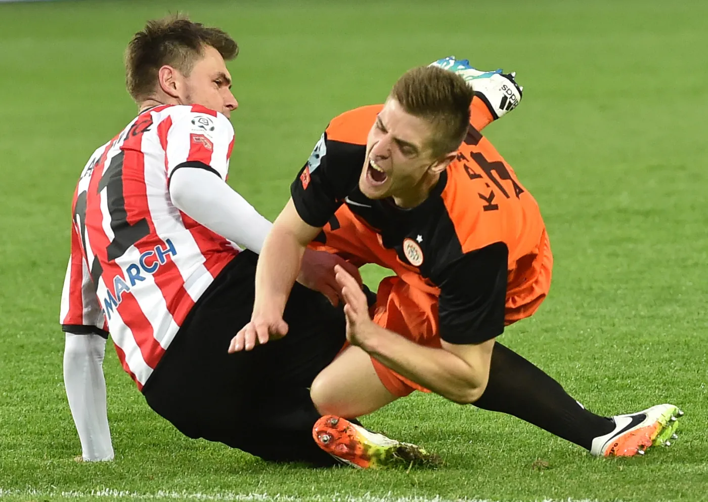 Piłkarz Cracovii Hubert Wołąkiewicz (L) i Krzysztof Piątek (P) z KGHM Zagłębia Lubin, podczas meczu Ekstraklasy