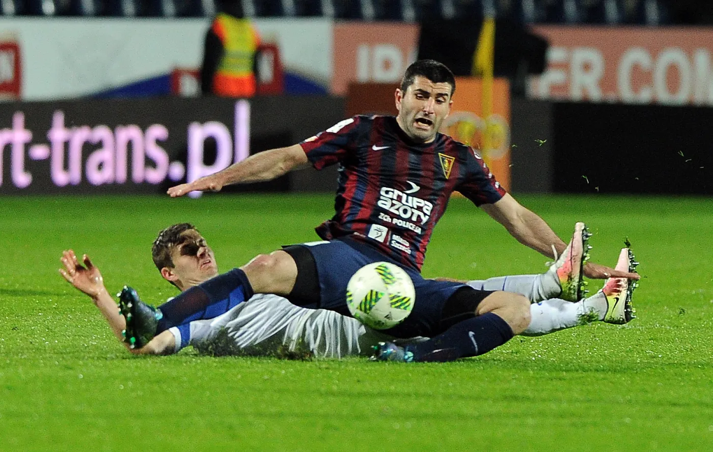 Zawodnik Pogoni Szczecin Vladimir Dvalishvili (z przodu) i Karol Linetty (z tyłu) z Lecha Poznań, podczas meczu Ekstraklasy