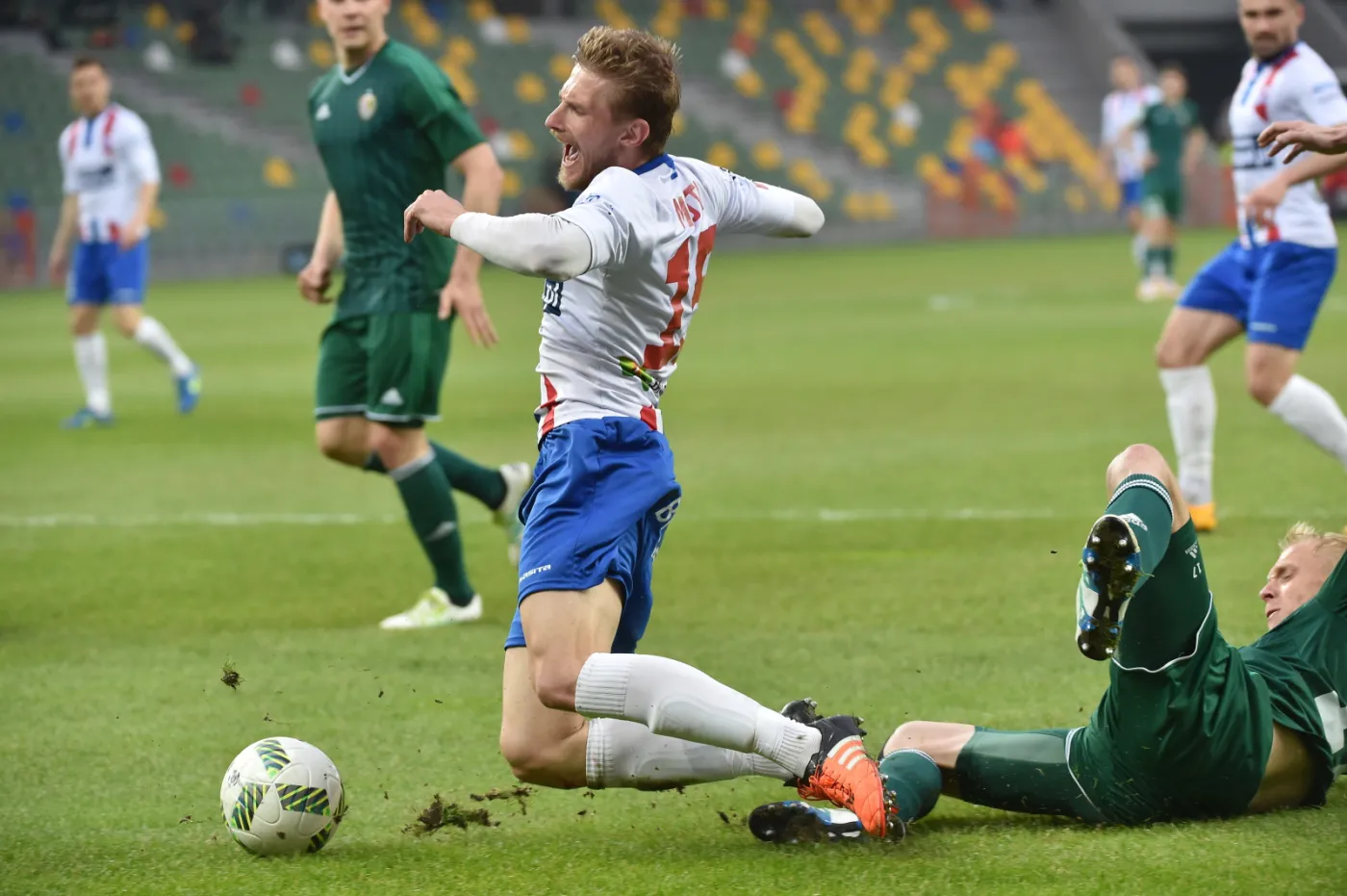 Zawodnik Podbeskidzia Bielsko-Biała Adam Mójta (L) i Mariusz Pawelec (P) ze Śląska Wrocław, podczas meczu Ekstraklasy