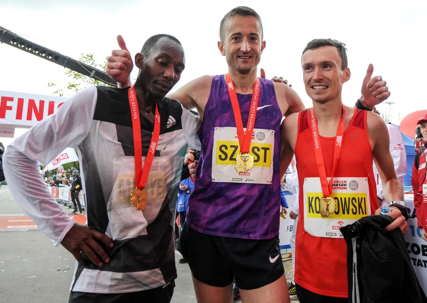 Od lewej: Kenijczyk Charles Munyeki Kiama (3. miejsce), Polak Henryk Szost (2. miejsce) i Polak Artur Kozłowski (1. miejsce oraz Mistrzostwo Polski), na mecie Warsaw Orlen Marathon