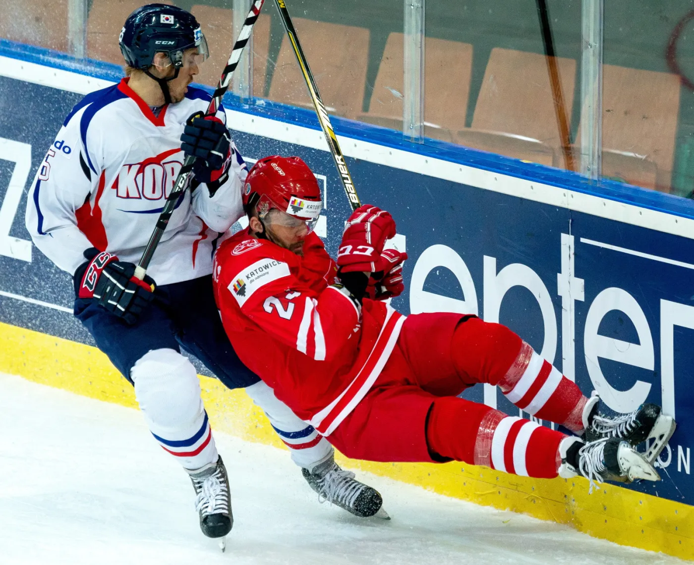 Bartłomiej Bychawski (P) i Koreańczyk Don Ku Lee (L), podczas meczu Mistrzostw Świata Dywizji 1A w hokeju na lodzie