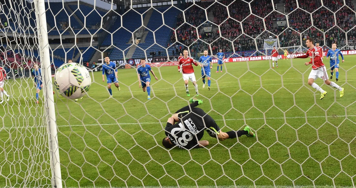 Zawodnik Wisły Kraków Denis Popović (P) po strzeleniu karnego i pokonaniu bramkarza Termaliki Bruk-Bet Nieciecza Sebastiana Nowaka (C) podczas meczu grupy spadkowej polskiej Ekstraklasy