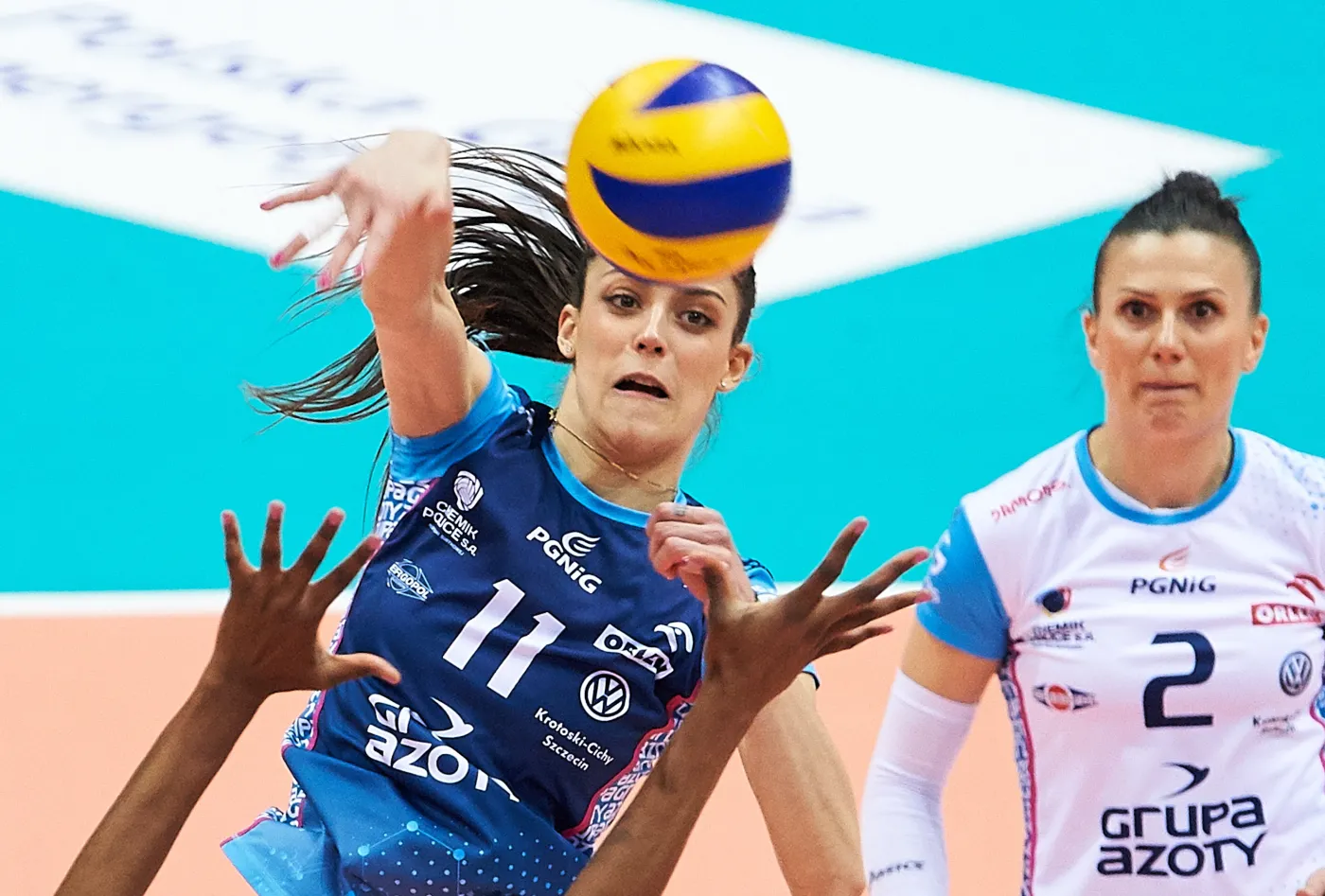 Zawodniczki Chemika Police Stefana Veljkovic (L) i Mariola Zenik (P) , podczas 3. meczu finałowego Orlen Ligi siatkarek z PGE Atomem Trefl Sopot