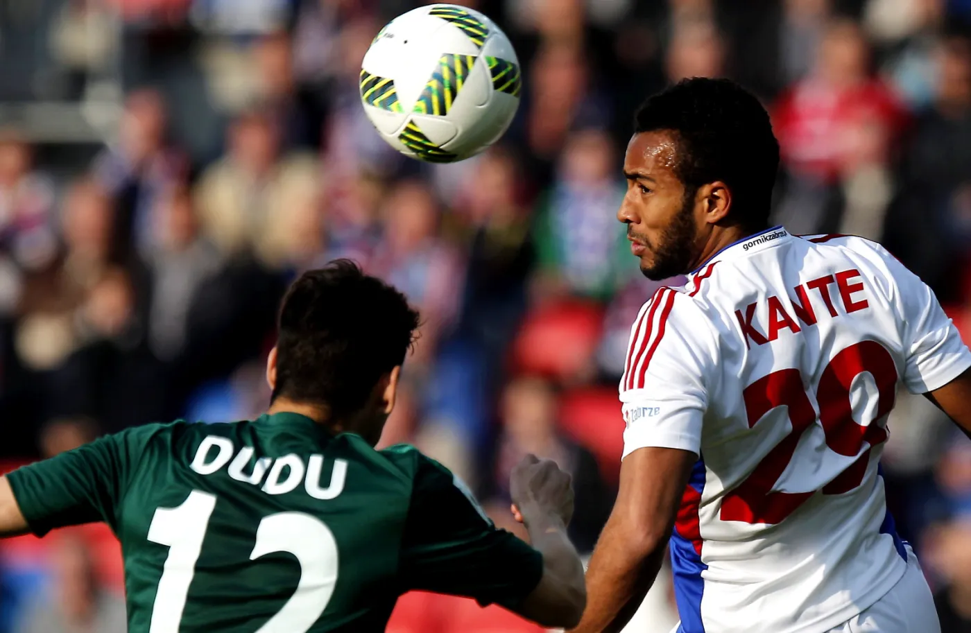 Zawodnik Górnika Zabrze Jose Kante (P) i Dudu Paraiba (L) ze Śląska Wrocław podczas meczu grupy spadkowej polskiej Ekstraklasy 