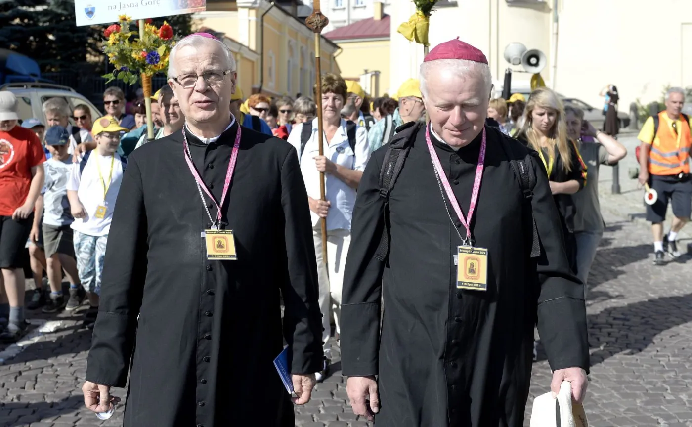 Arcybiksup Józef Michalik (z lewej) oraz jego następca bp Adam Szal