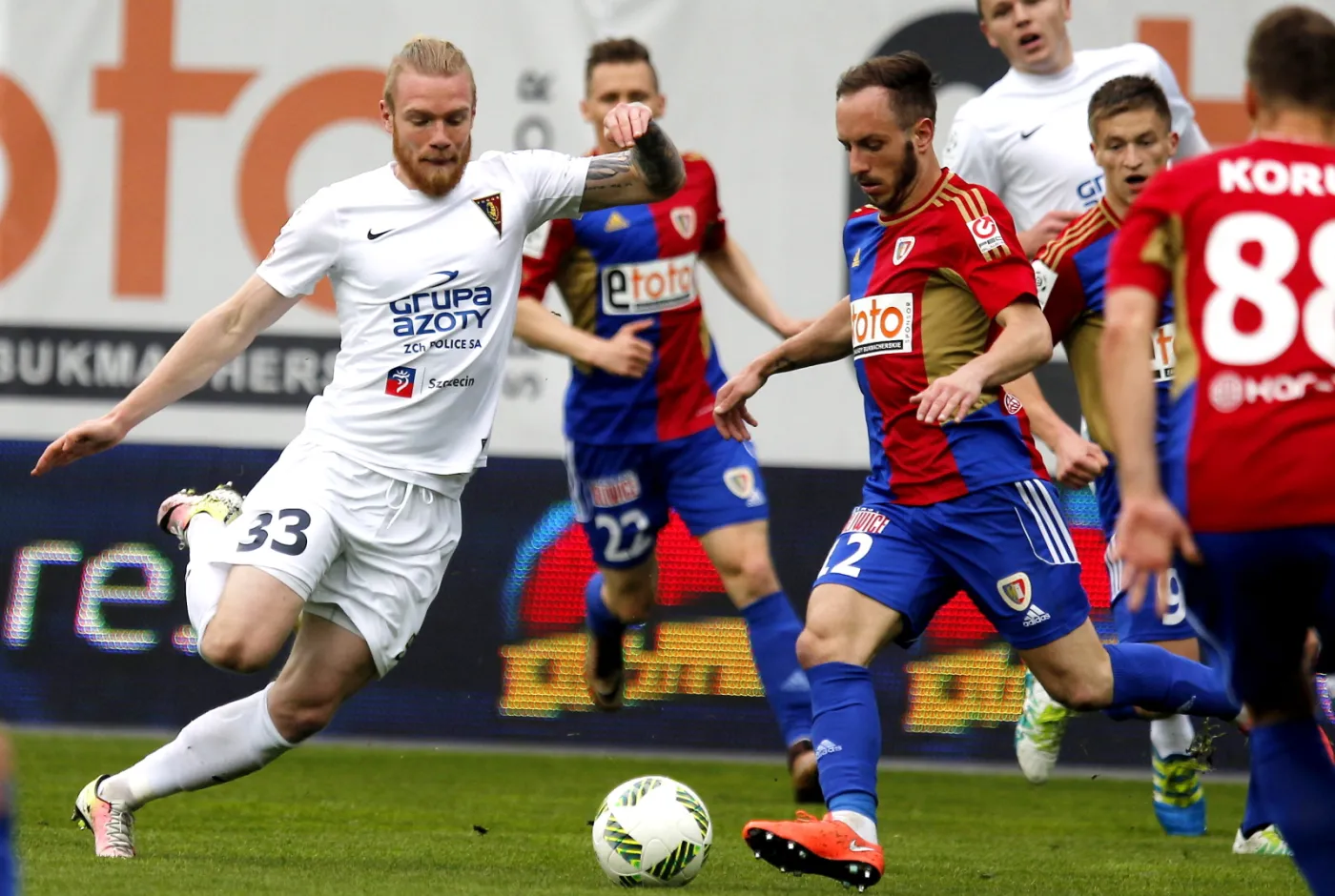 Zawodnik Piasta Gliwice Sasa Zivec (P)i Mateusz Lewandowski (L) z Pogoni Szczecin podczas meczu grupy mistrzowskiej polskiej Ekstraklasy