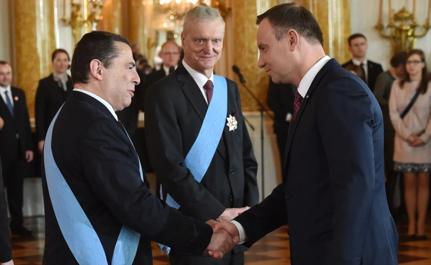 Prezydent Andrzej Duda (P) odznaczył Orderem Orła Białego publicystę, dziennikarza, pisarza Bronisława Wildsteina (L) i naukowca, byłego prezesa Polskiej Akademii Nauk Michała Kleibera