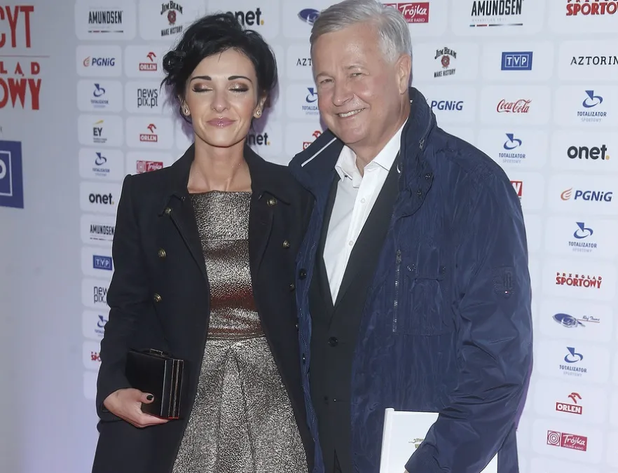 Pokazała nogi i... dobrze na tym wyszła! Świetna stylizacja młodziutkej partnerki Tajnera