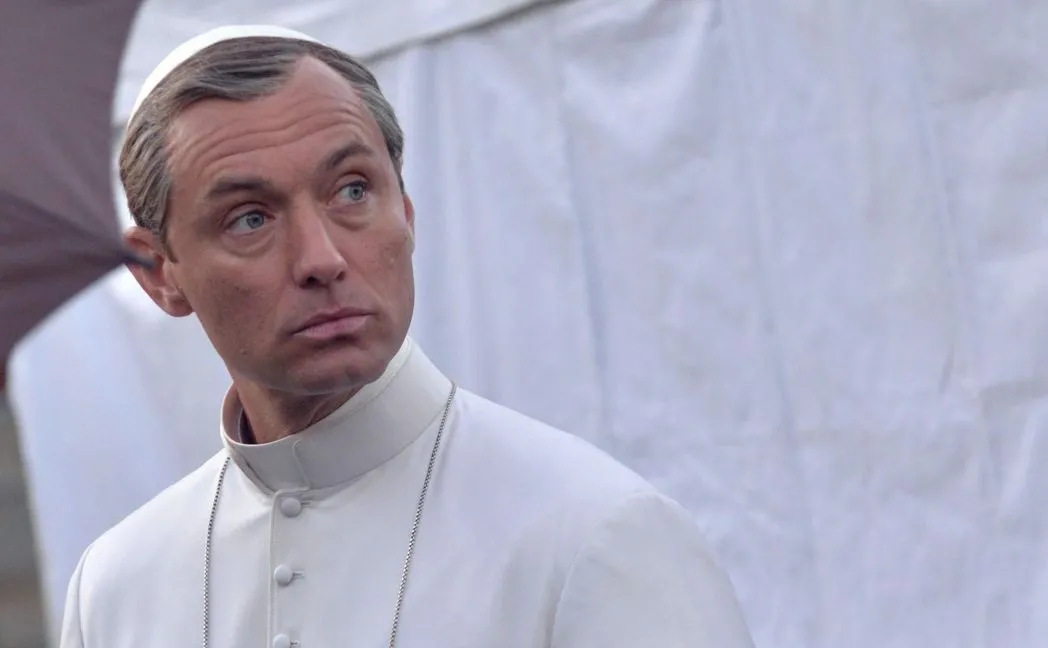 Jude Law papieżem na planie nowego serialu [FOTO]