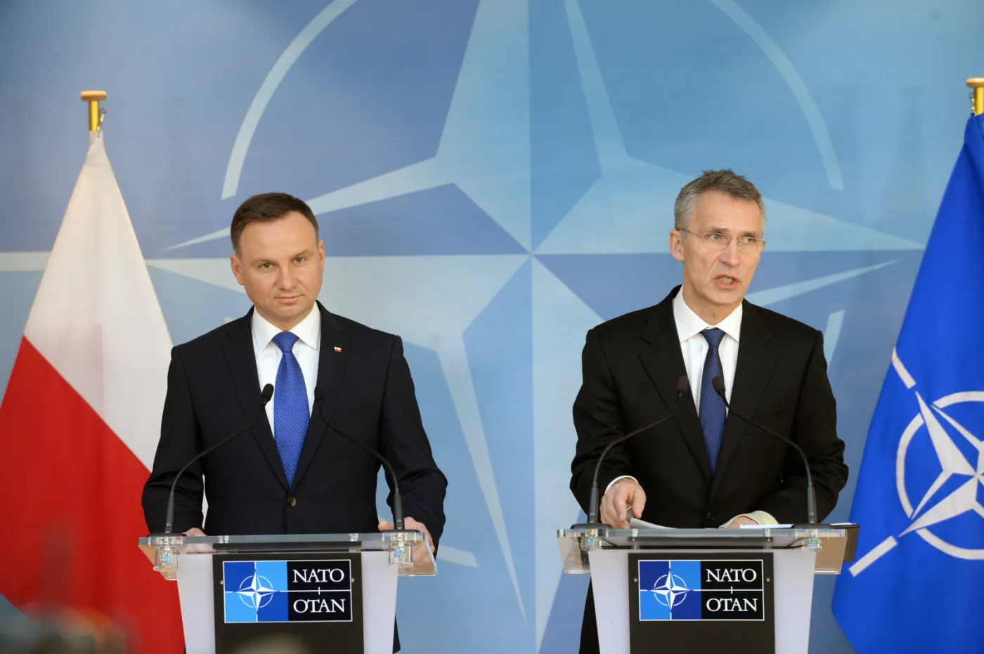 Prezydent Andrzej Duda i sekretarz generalny NATO Jens Stoltenberg na konferencji prasowej po spotkaniu w Brukseli