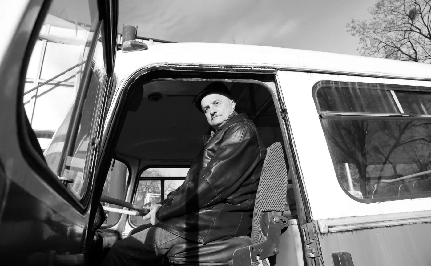 Tomasz Surowiec, legendarny działacz NSZZ "Solidarność" podczas przekazania autobusu Jelcz, czyli popularnego "ogórka", do Instytutu Pamięć i Przyszłość