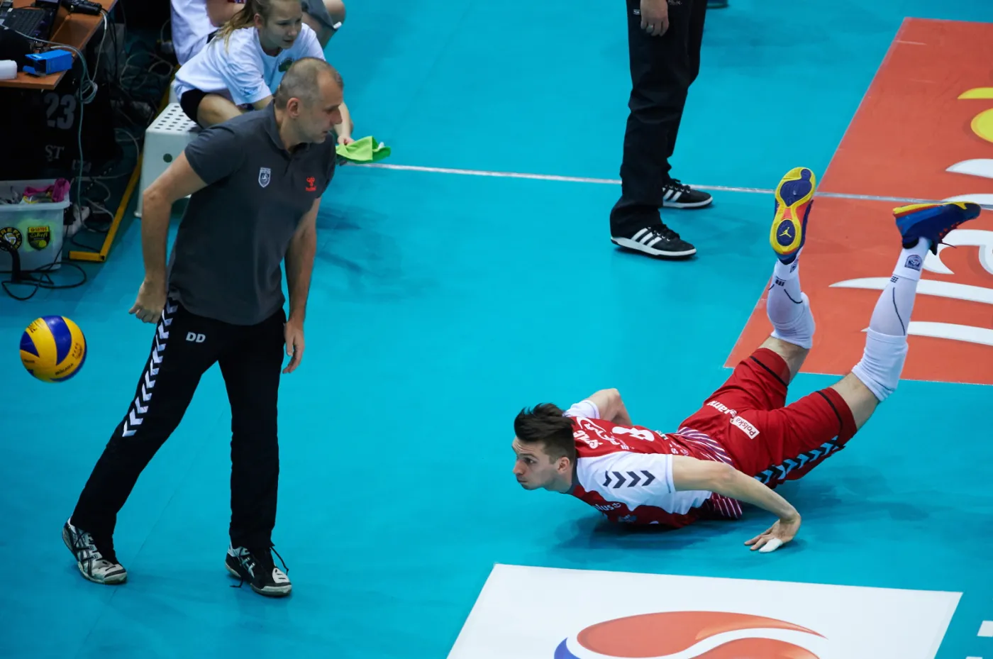 Siatkarz Effectora Kielce Sławomir Stolc (P), podczas meczu PlusLigi przeciwko drużynie Lotos Trefl Gdańsk