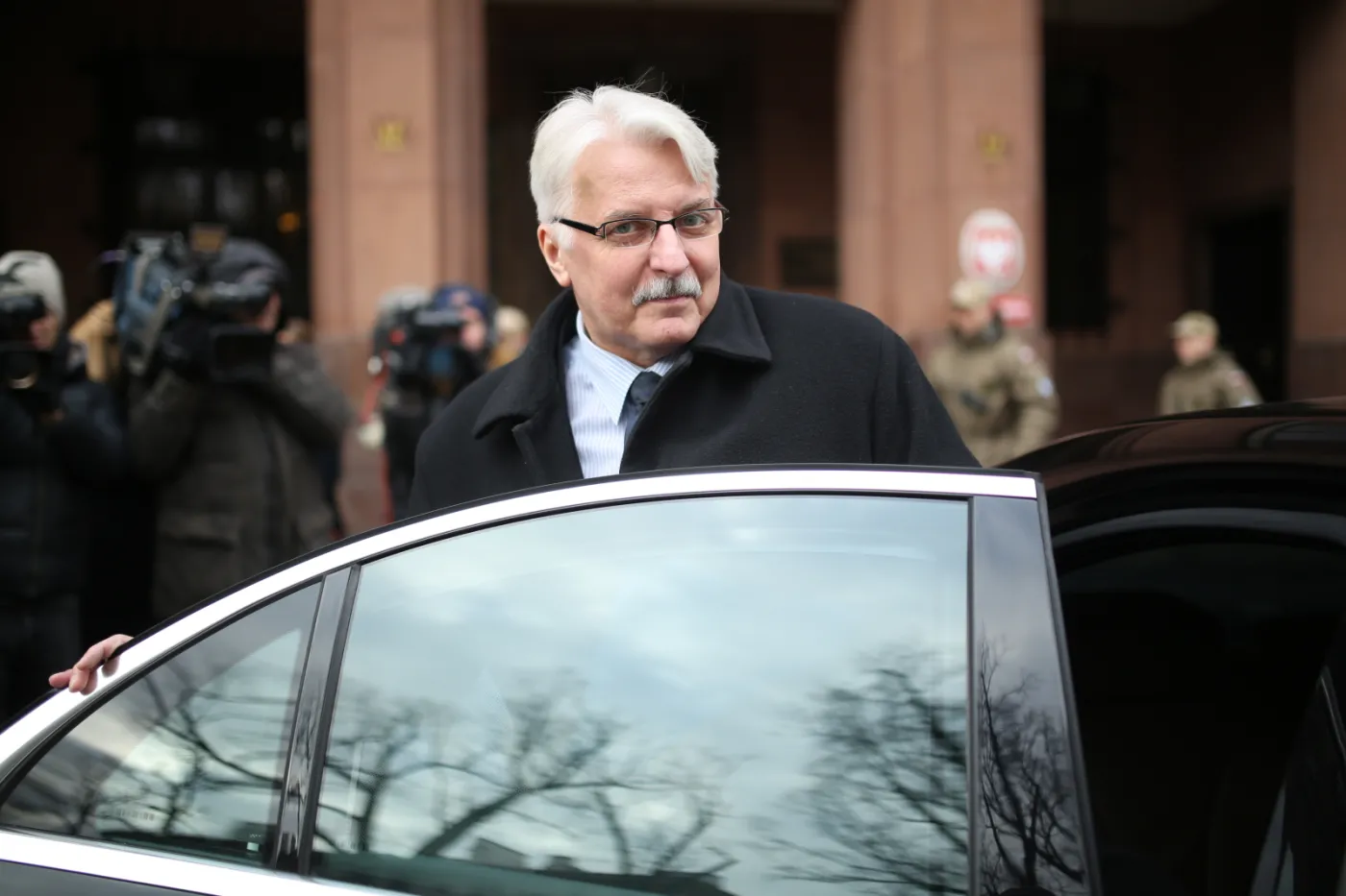 Minister spraw zagranicznych Witold Waszczykowski wychodzi z budynku MZS w Warszawie, po spotkaniu z ambasadorem Rosji w RP Siergiejem Andriejewem