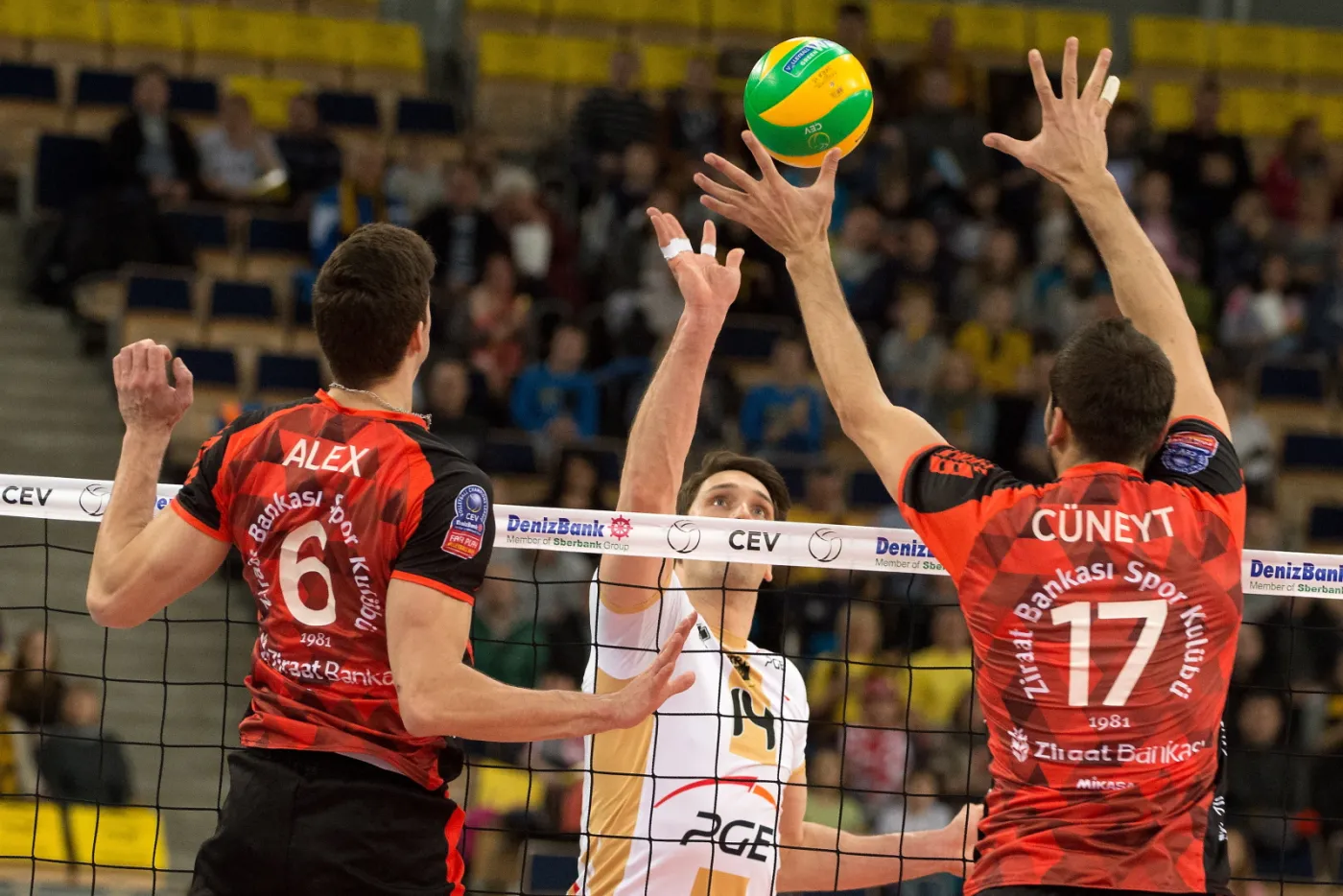 Siatkarz PGE Skry Bełchatów Marcel Gromadowski (C) atakuje po bloku Alexandre'a Ferreiry (L) i Cuneyta Dagciego (P) z Ziraat Bankasi Ankara podczas pierwszego meczu rundy play off Ligi Mistrzów w Łodzi