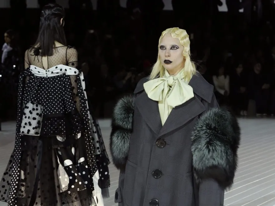 Wszystkie oczy na nią! Lady Gaga gwiazdą mrocznego pokazu Marca Jacobsa. Jak wypadła?