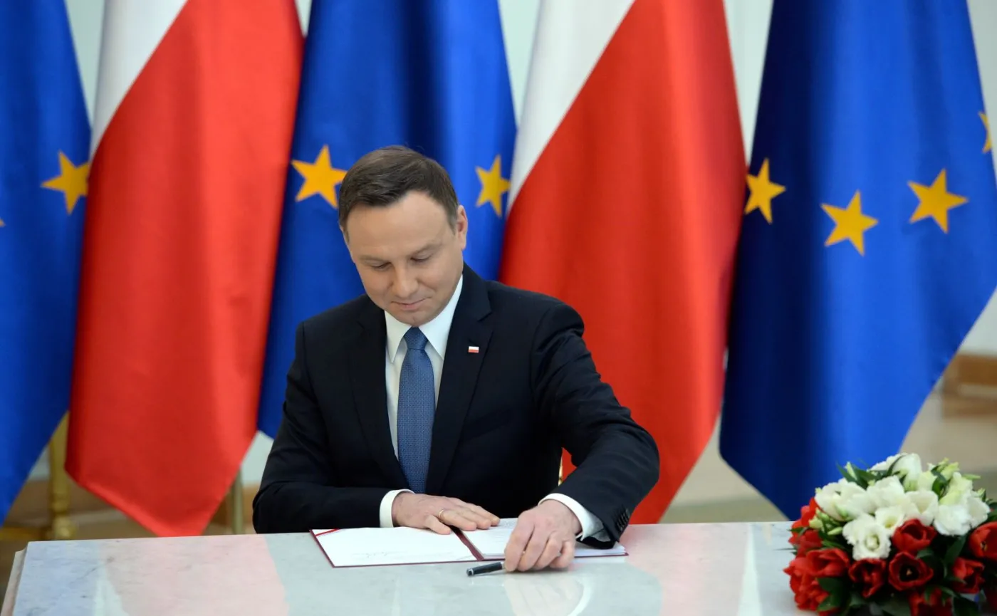Prezydent Andrzej Duda w obecności minister rodziny, pracy i polityki społecznej Elżbiety Rafalskiej podpisał ustawę wprowadzającą "Program 500 Plus"