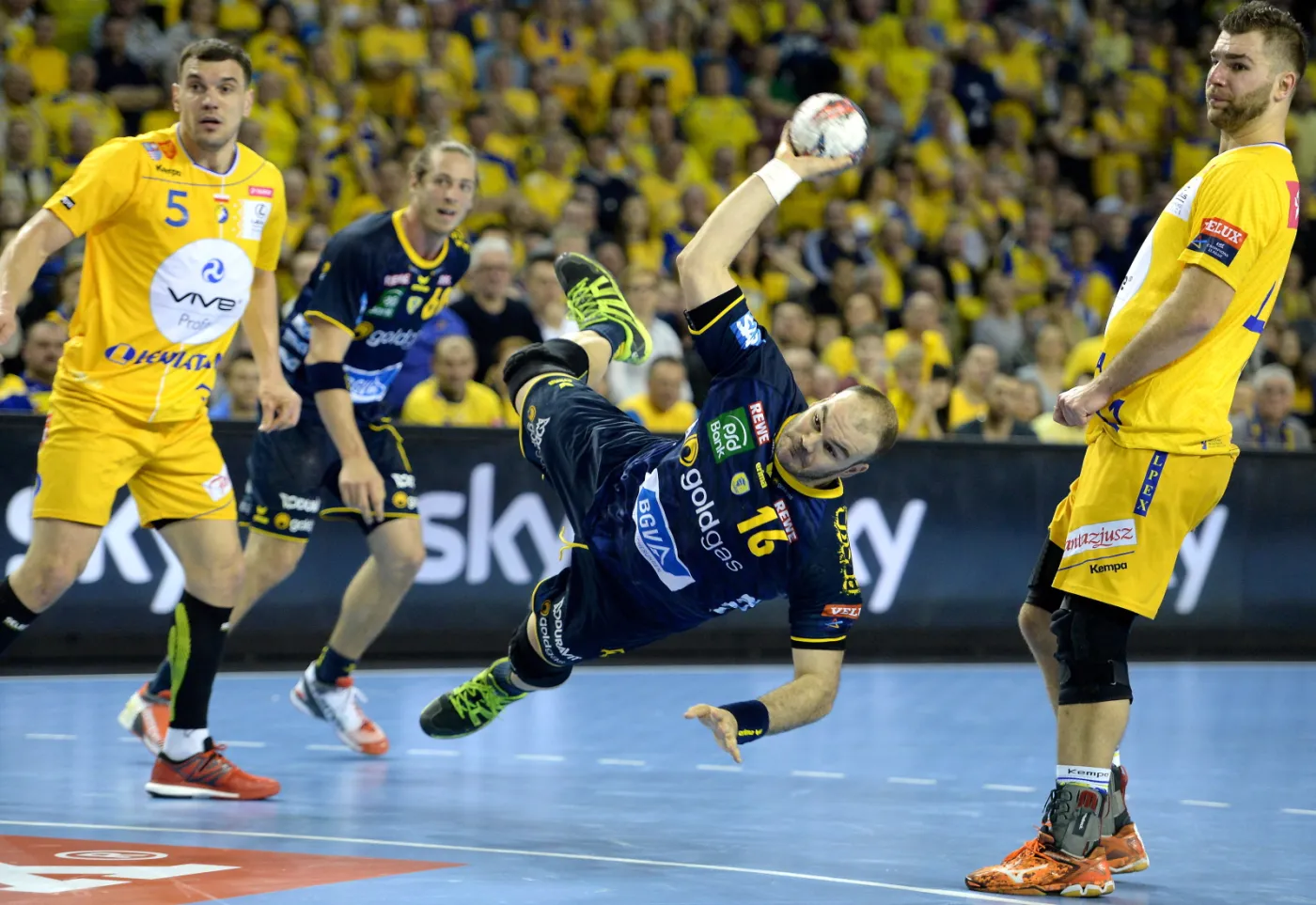 Zawodnik Vive Tauron Kielce Michał Jurecki (L) i Mateusz Kus (P) obserwują rzut Rafaela Baena Gonzaleza (C) z Rhein-Neckar Loewen podczas meczu grupy B Ligi Mistrzów piłkarzy ręcznych