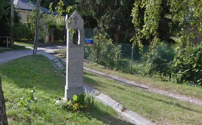 9191441-granitowa-kapliczka-u-zbiegu-ulic.jpg