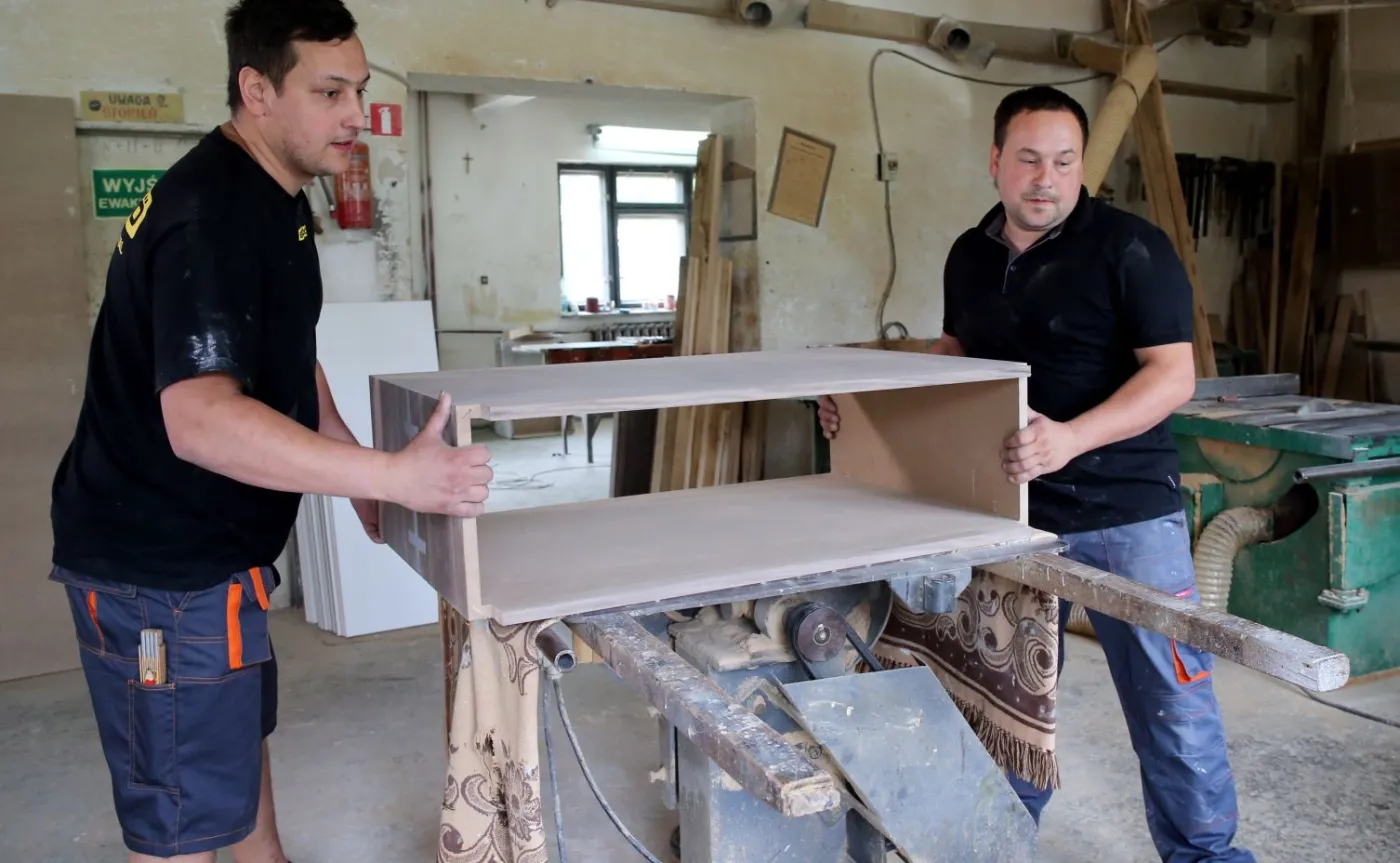 9195868-w-warsztacie-stolarskim-krzysztofa.jpg