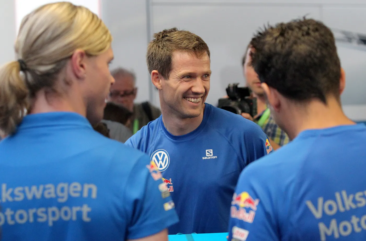 Francuski kierowca Sebastien Ogier (C) w parku serwisowym w Mikołajkach