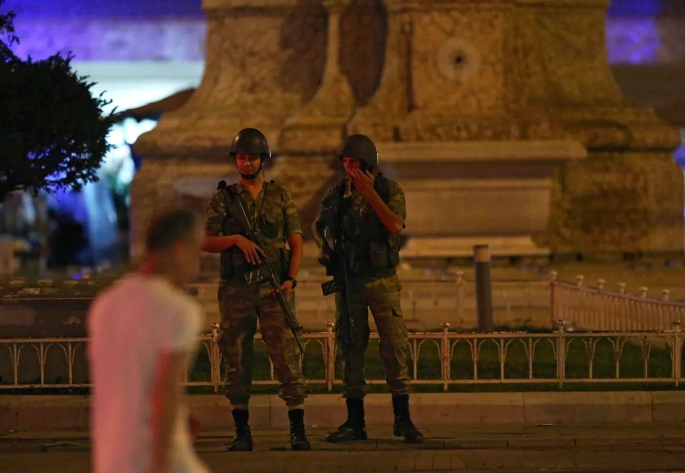 Tureccy żołnierze na Placu Taksim w Stambule