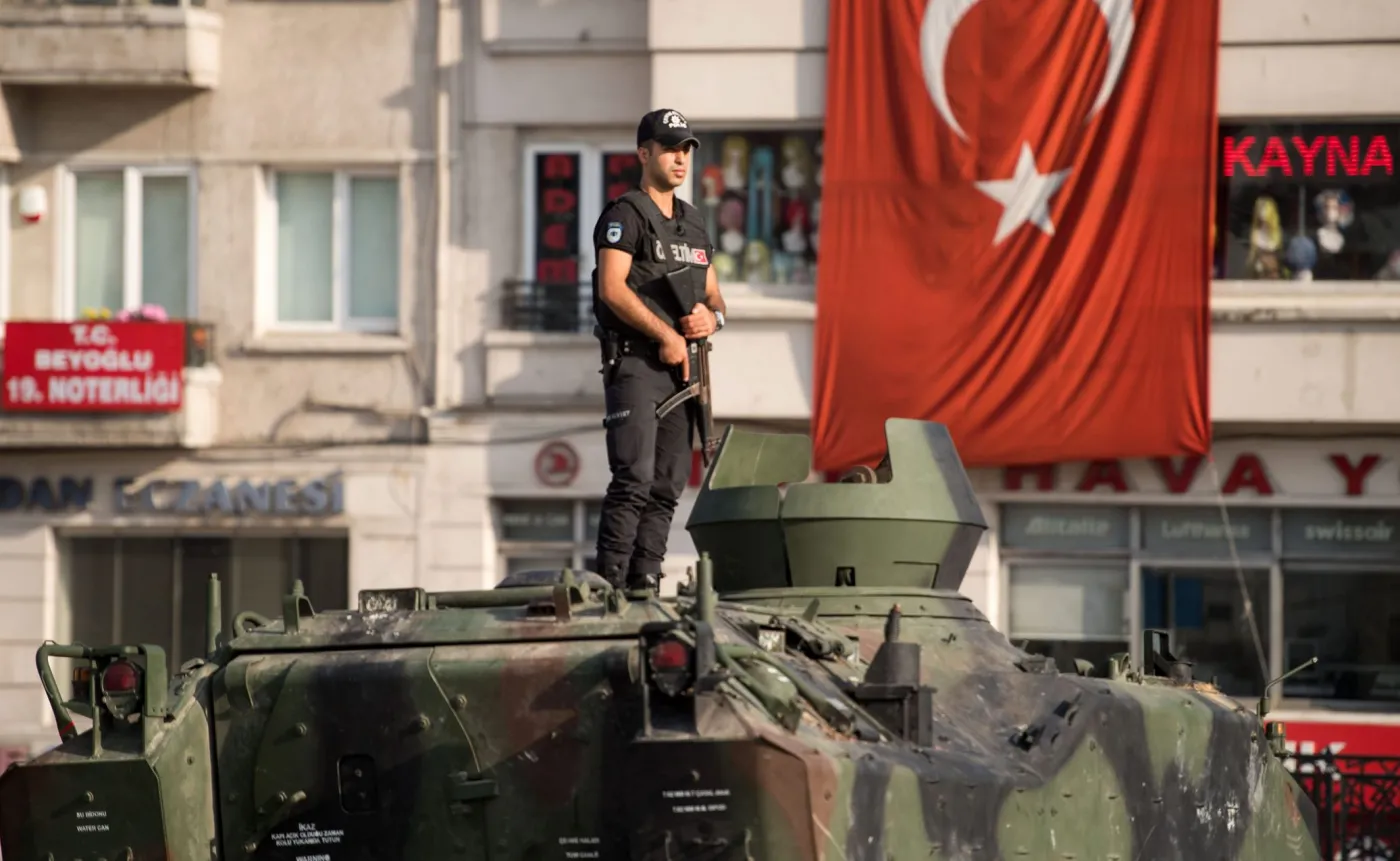 Policjant na opuszczonym wojskowym transporterze opancerzonym