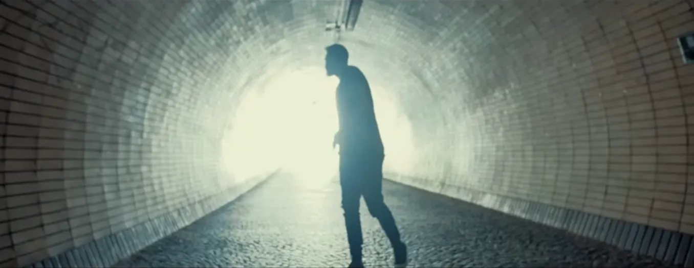 Grzegorz Hyży na planie teledysku "Pod wiatr"