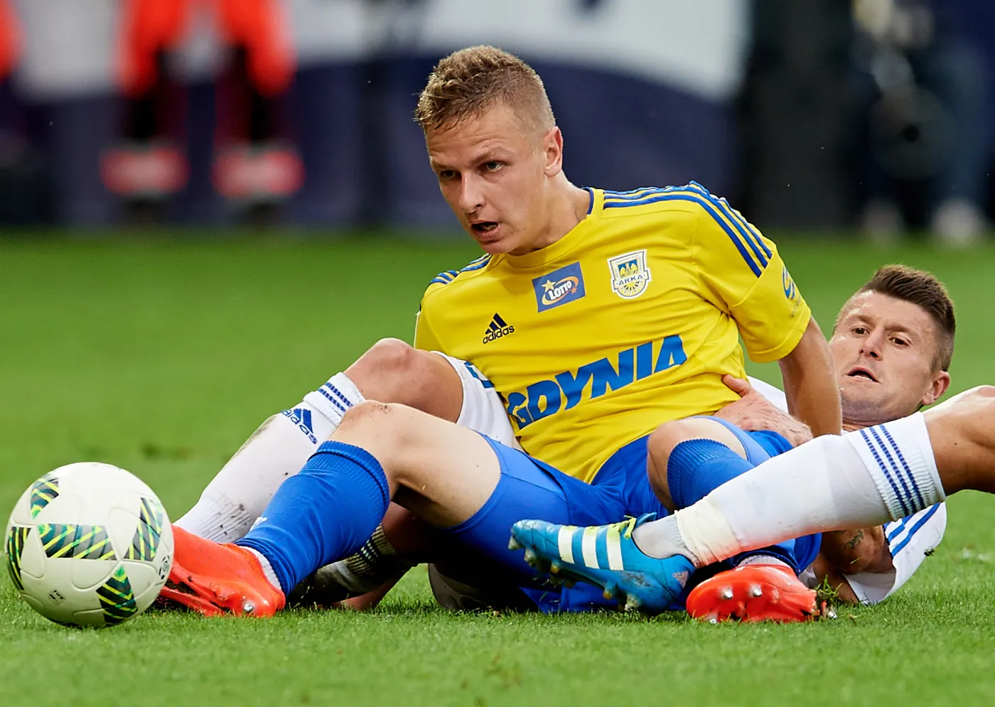 Zawodnik Arki Gdynia Mateusz Szwoch (L) i Piotr Ćwielong (P) z Ruchu Chorzów