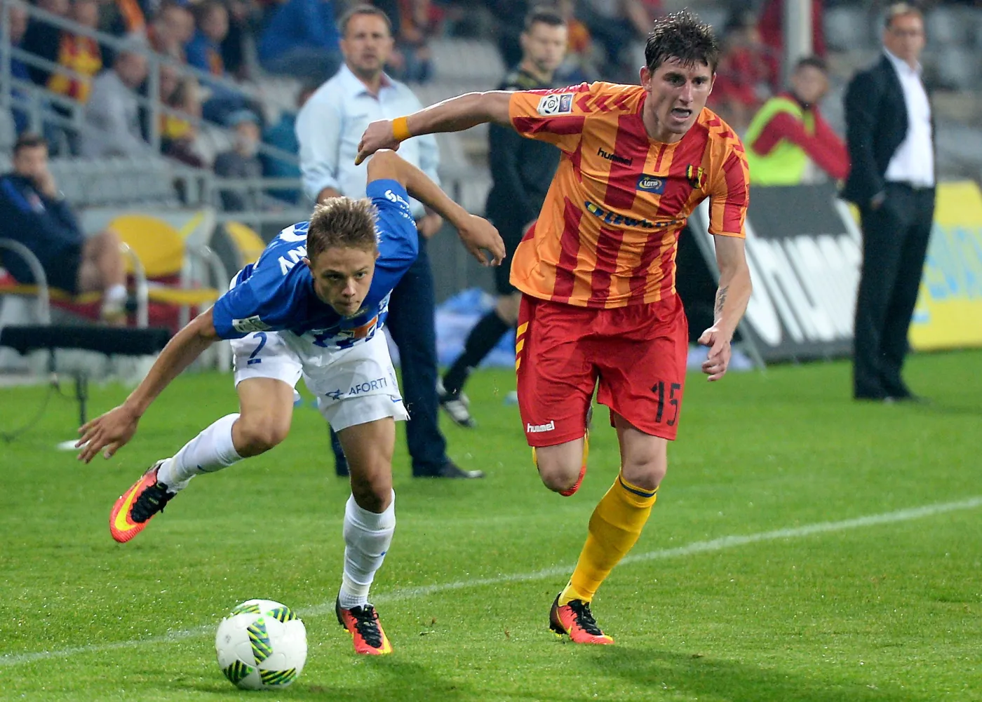 Zawodnik Korony Kielce Jacek Kiełb (P) i Robert Gumny (L) z Lecha Poznań podczas meczu piłkarskiej Ekstraklasy