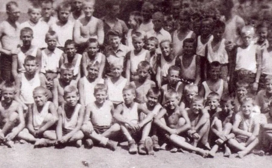 Chłopcy z warszawskich transportów skierowani do Auschwitz z rodzinami po wybuchu powstania w sierpniu 1944 r. 18.1.1945 r. chłopcy ewakuowani byli z Birkenau do Mauthausen pieszym  „marszem śmierci”. Zdjęcie wykonane latem 1945 r.  na terenie byłych Koszarsk SS w Regensburgu, gdzie ich zgrupowano po wyzwoleniu. Źródło: APMA-B