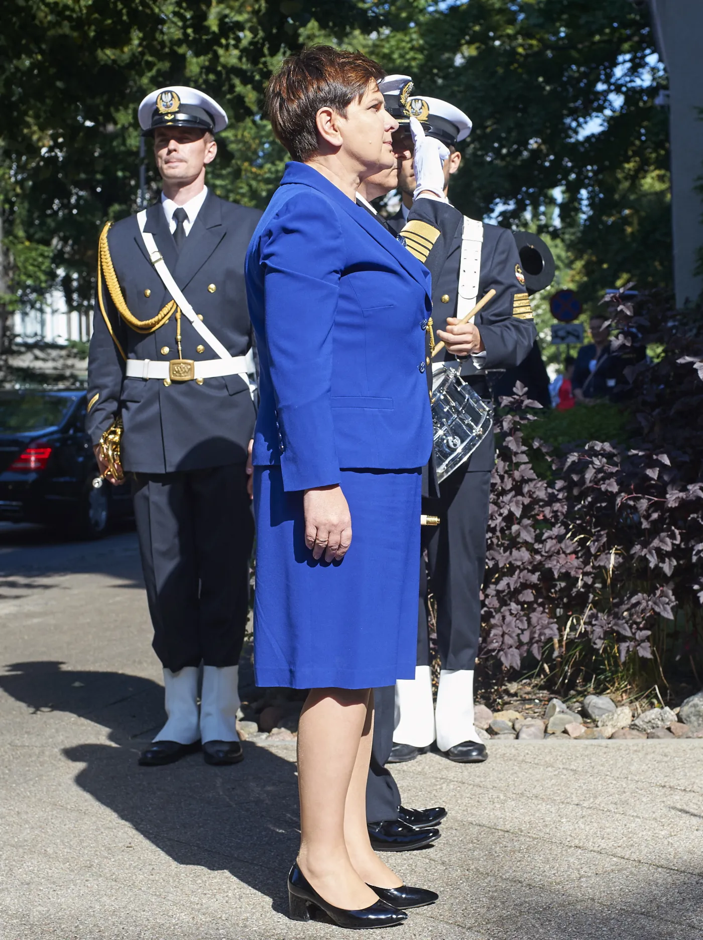 9403592-premier-beata-szydlo-sklada-kwiaty.jpg