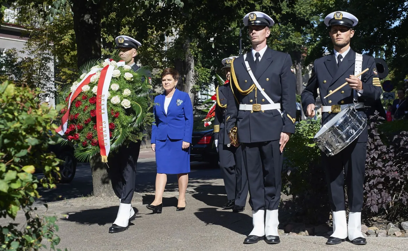 Premier Beata Szydło składa kwiaty przed tablicą upamiętniającą Lecha Kaczyńskiego
