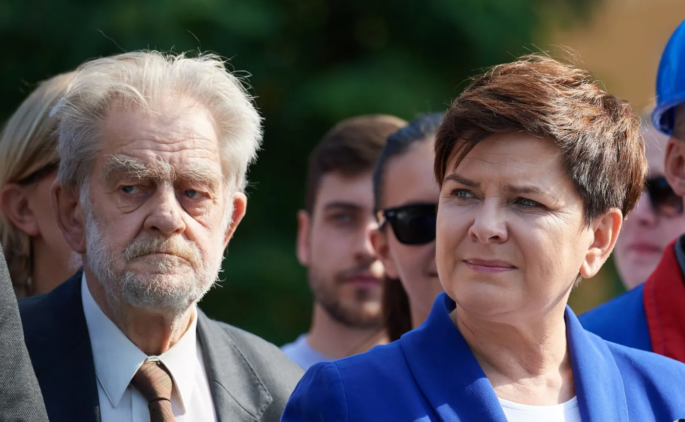 9404350-premier-beata-szydlo-oraz-dzialacz.jpg
