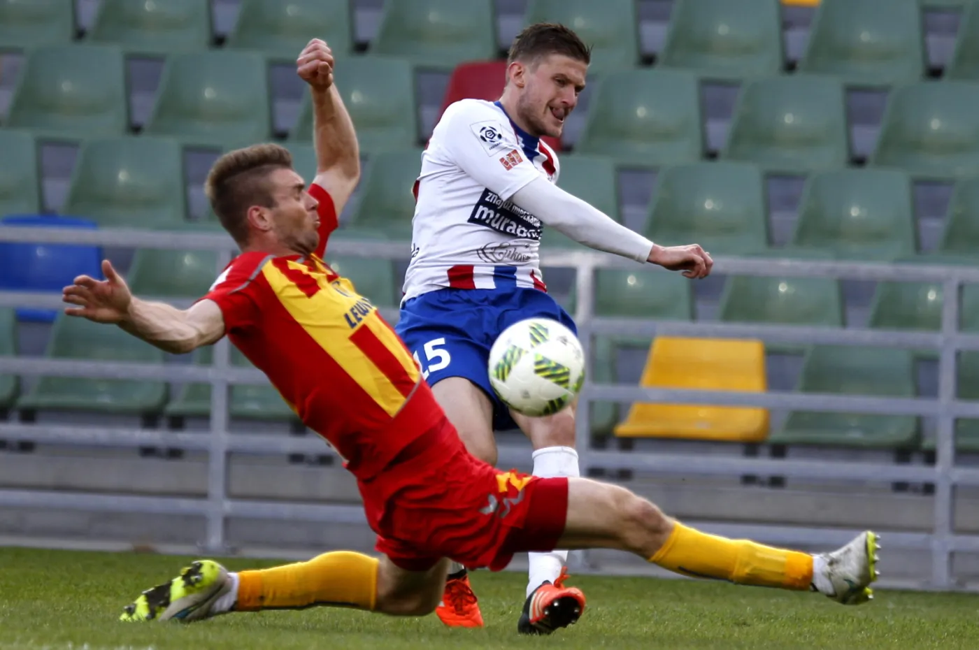 Zawodnik Podbeskidzia Bielsko-Biała Adam Mójta (P) i Bartosz Rymaniak (L) z Korony Kielce, podczas meczu grupy spadkowej piłkarskiej Ekstraklasy