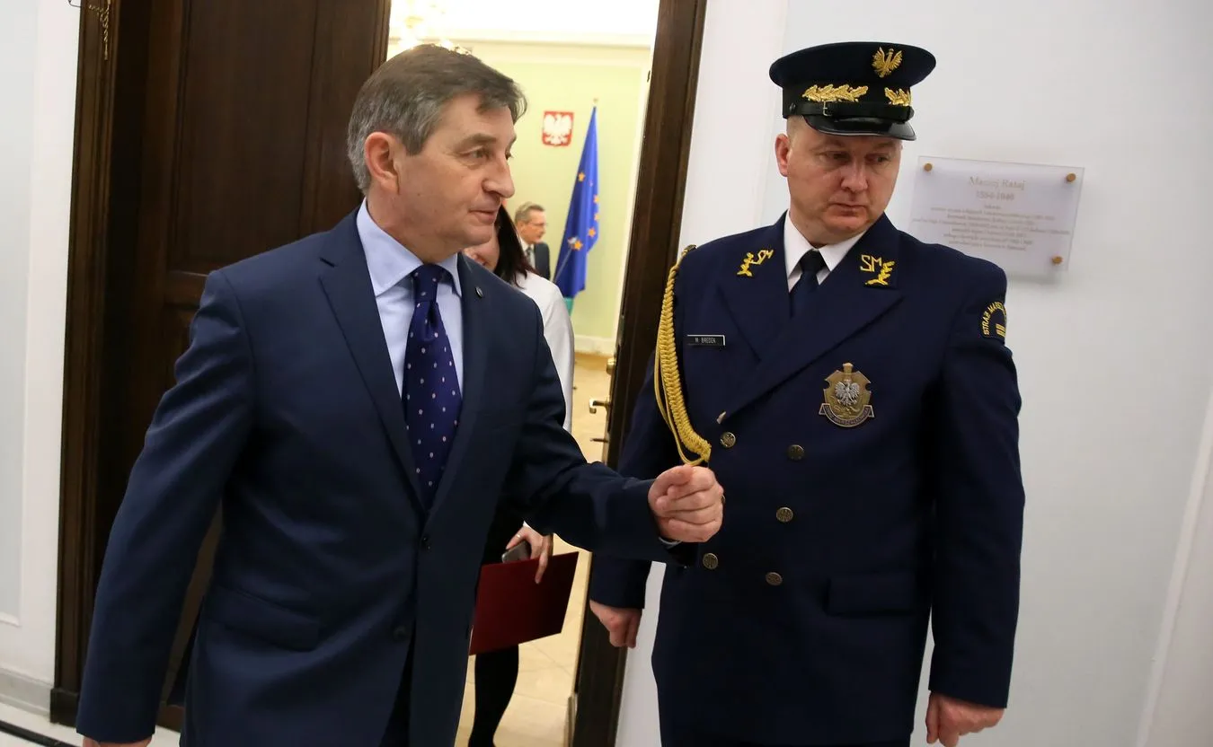 Marek Kuchciński i funkcjonariusz straży marszałkowskiej