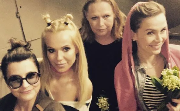 Doda zrobiła niespodziankę koleżankom z teatru. Fani: To świadczy tragicznie o Karolaku