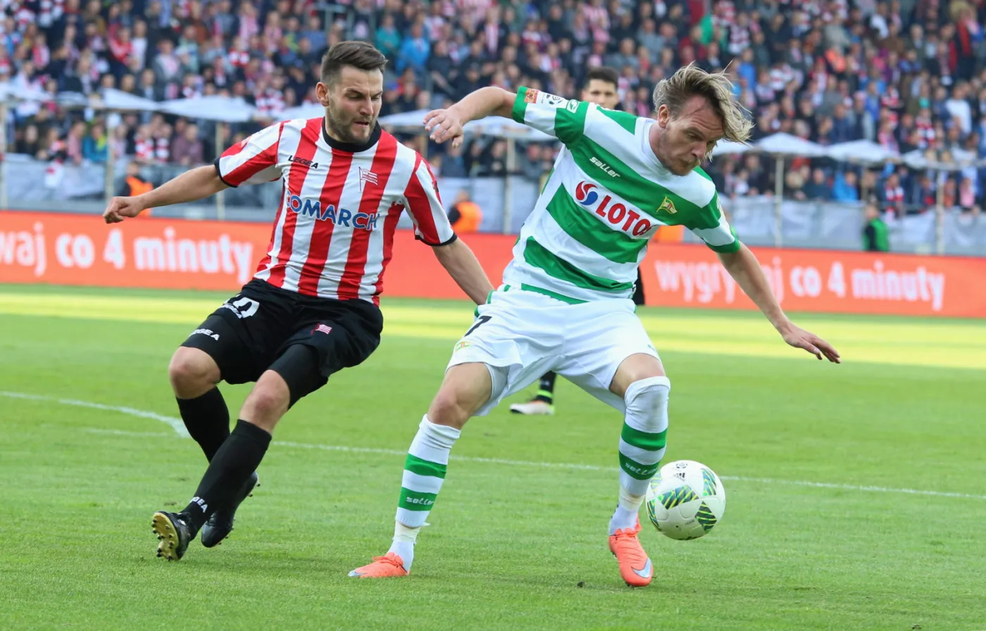 Zawodnik Cracovii Mateusz Cetnarski (L) i Milos Krasic (P) z Lechii Gdańsk