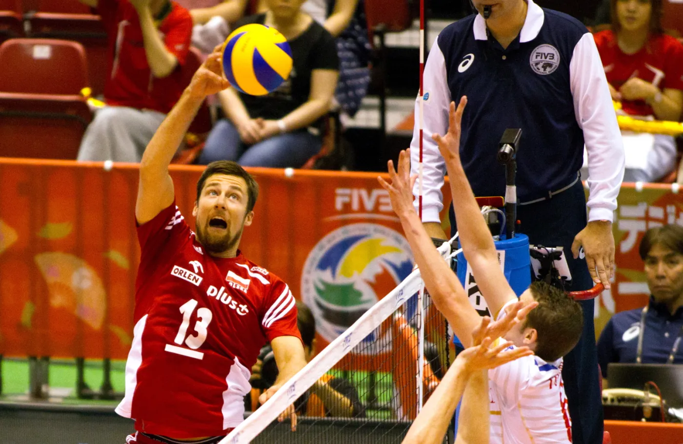 Michał Kubiak (L) i Francuz Benjamin Toniutti (P) podczas meczu Polska - Francja, w trakcie interkontynentalnego turnieju kwalifikacyjnego do Igrzysk Olimpijskich w Rio