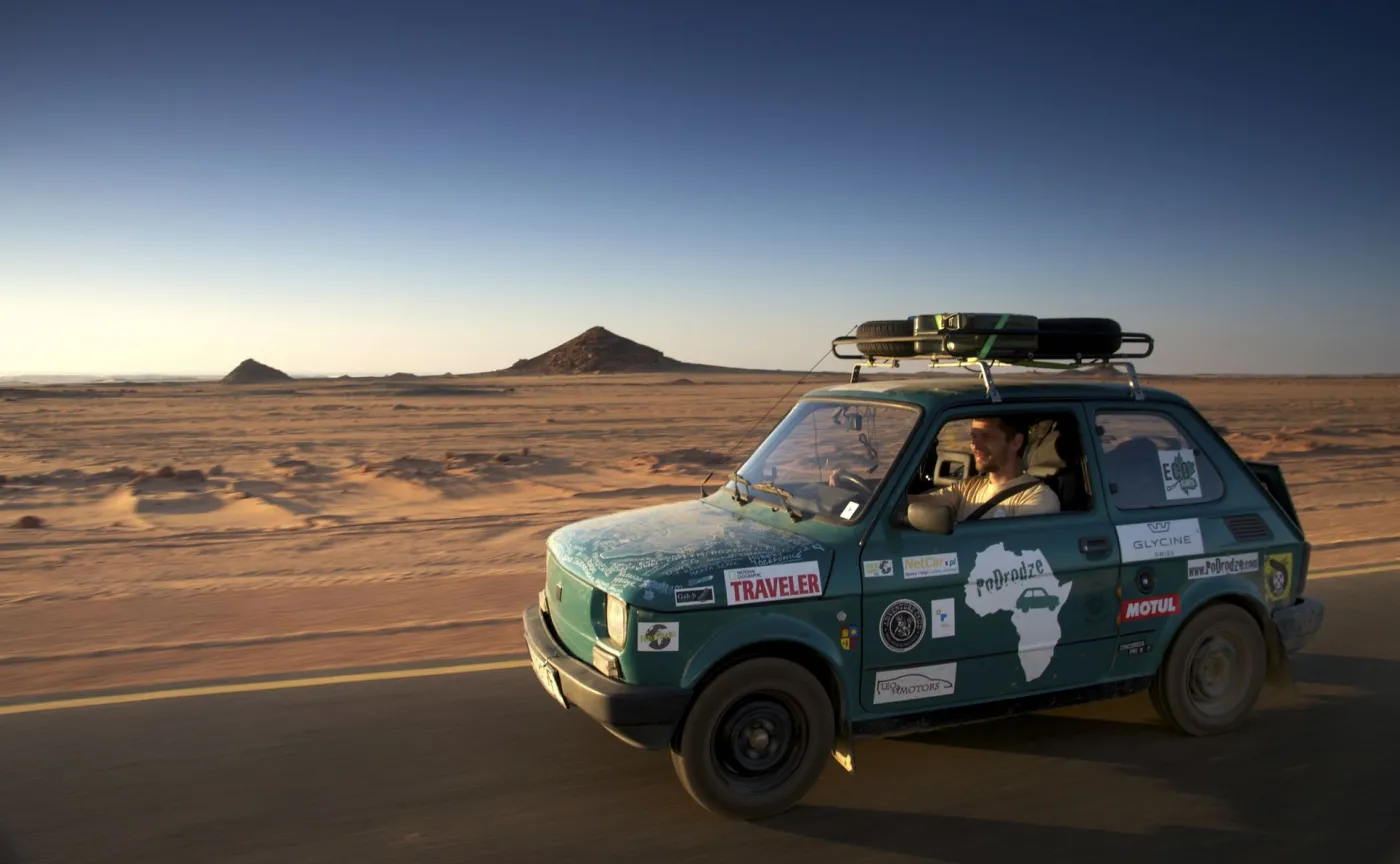 Arkady Paweł Fiedler w wyprawowym Maluchu na afrykańskich drogach / fot. Albert Wójtowicz