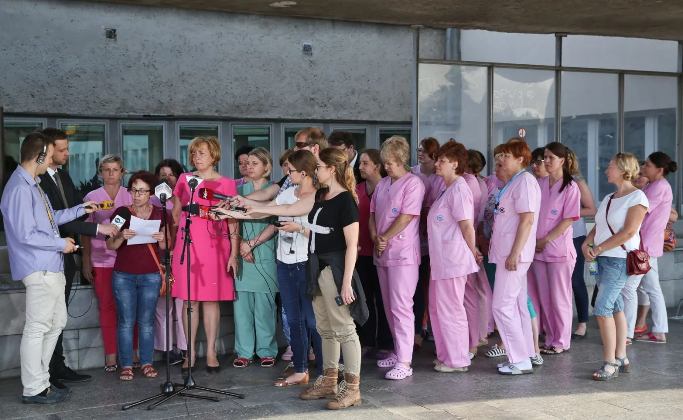Przewodnicząca Związku Zawodowego Pielęgniarek i Położnych przy CZD Magdalena Nasiłowska i pielęgniarki podczas wypowiedzi dla mediów